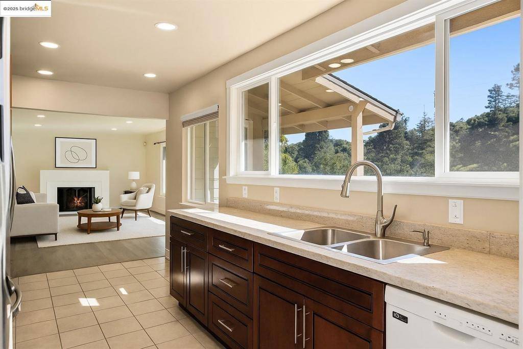 Oakland, CA 94605,9244 Golf Links RD