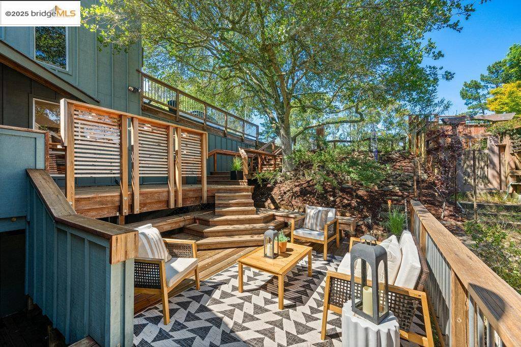 Oakland, CA 94611,2359 Manzanita