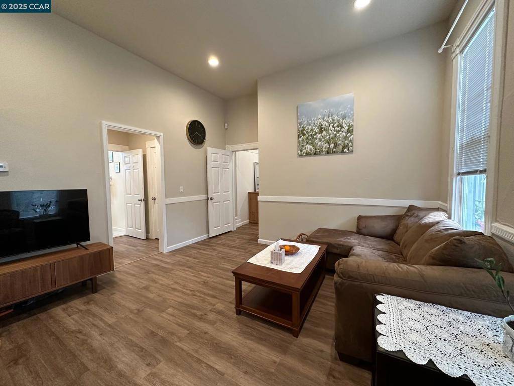 Oakland, CA 94609,3229 Elm