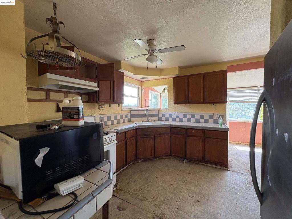 Oakland, CA 94605,8647 Thermal St