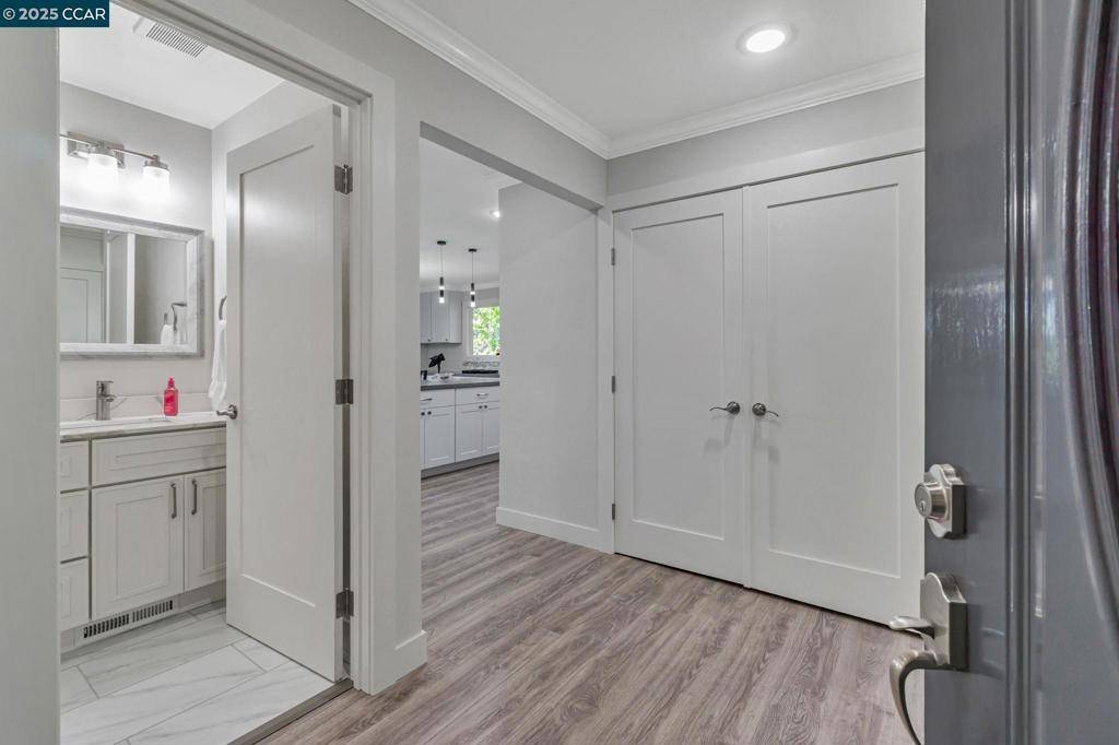 Walnut Creek, CA 94595,2900 Tice Creek Dr #8