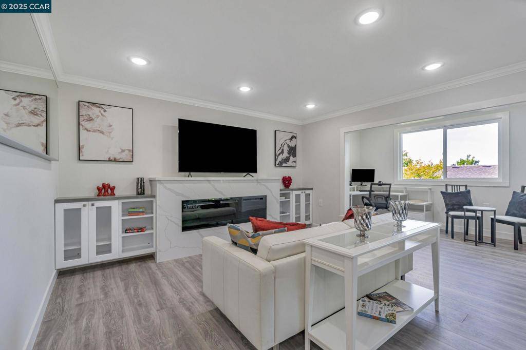 Walnut Creek, CA 94595,2900 Tice Creek Dr #8