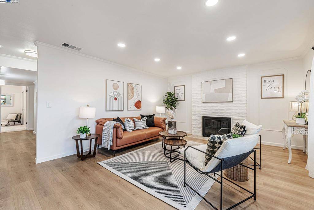 Concord, CA 94518,825 Oak Grove Rd #15