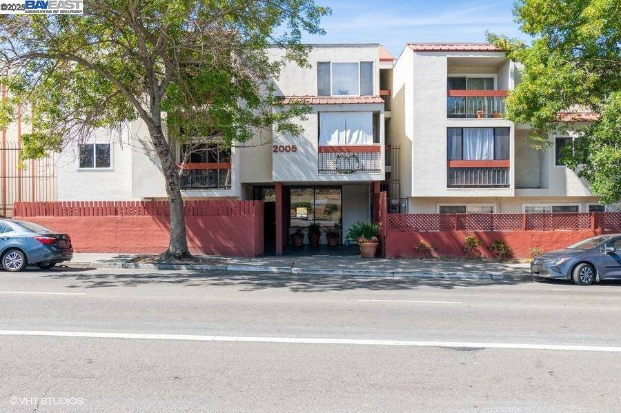 Oakland, CA 94611,2005 Pleasant Valley Ave