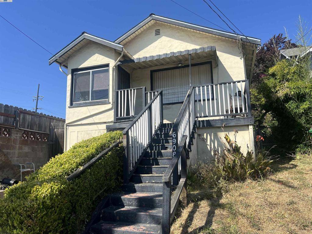 Oakland, CA 94605,6908 Macarthur Blvd