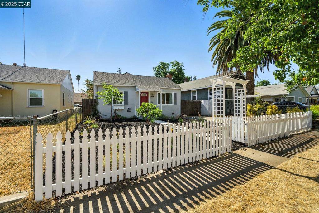 Sacramento, CA 95820,3832 33rd St