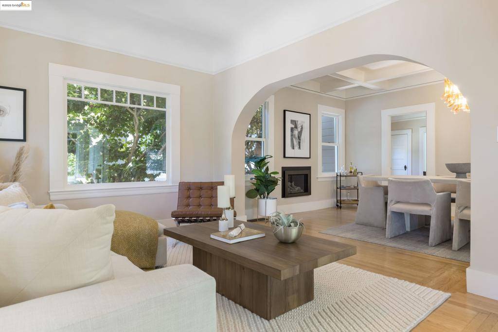 Oakland, CA 94618,5336 Locksley Ave
