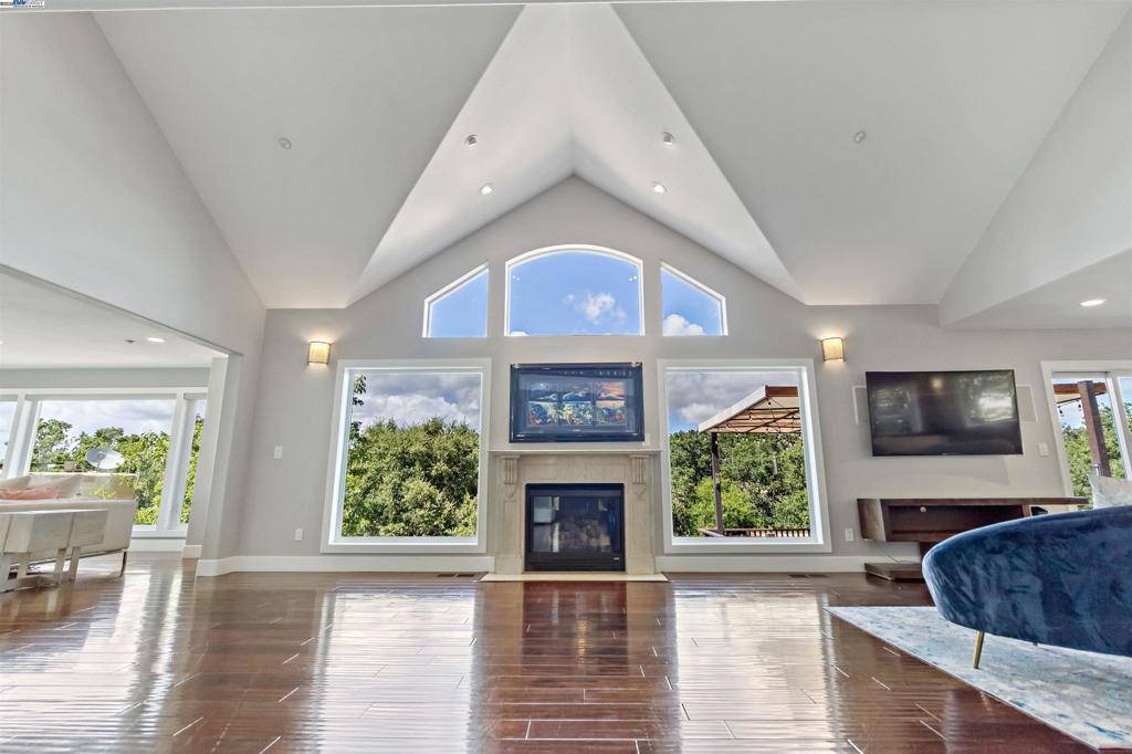 Hayward, CA 94542,25444 University Ct