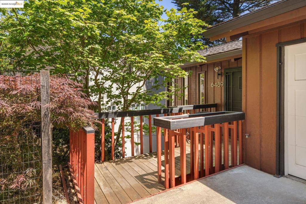 Oakland, CA 94611,6489 Girvin Dr