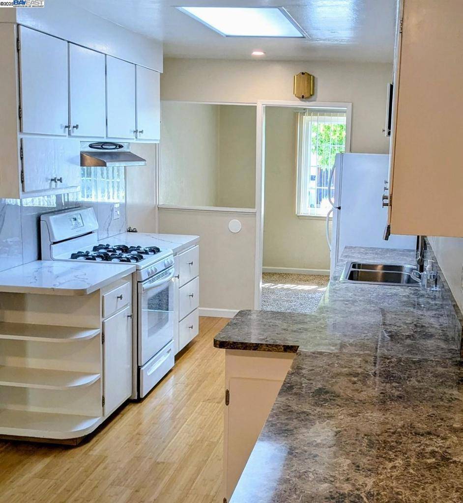 3086 Greenview Dr Castro Valley, CA 94546