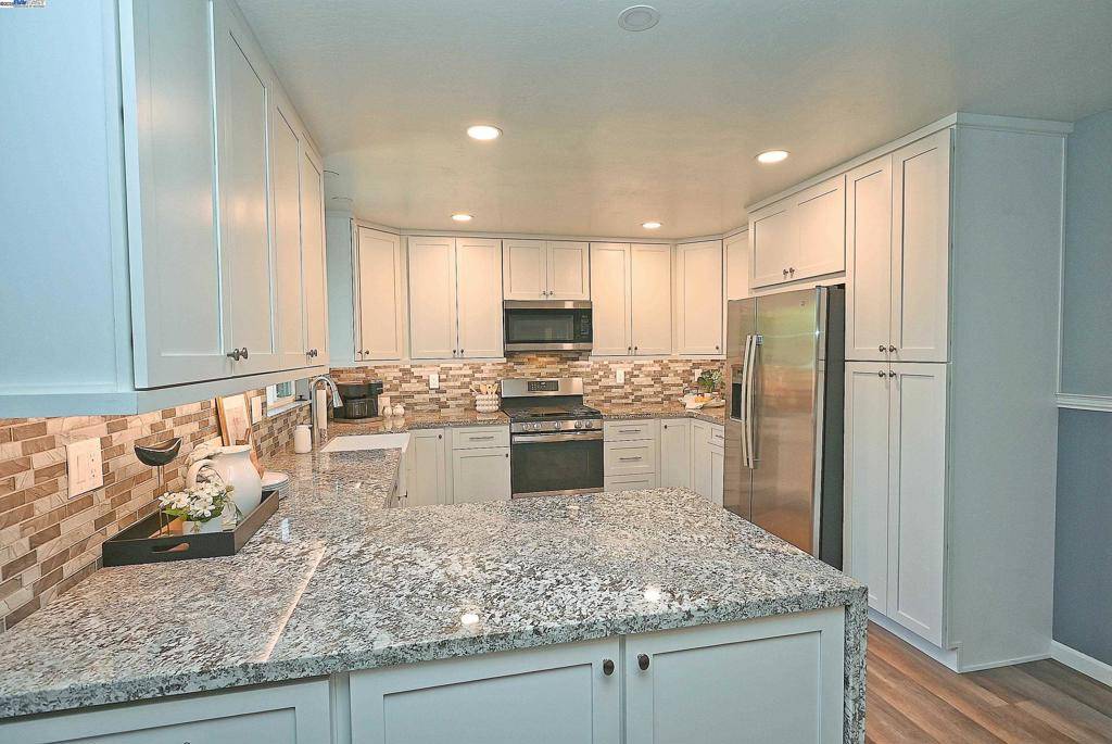 Castro Valley, CA 94546,21287 Kahlert