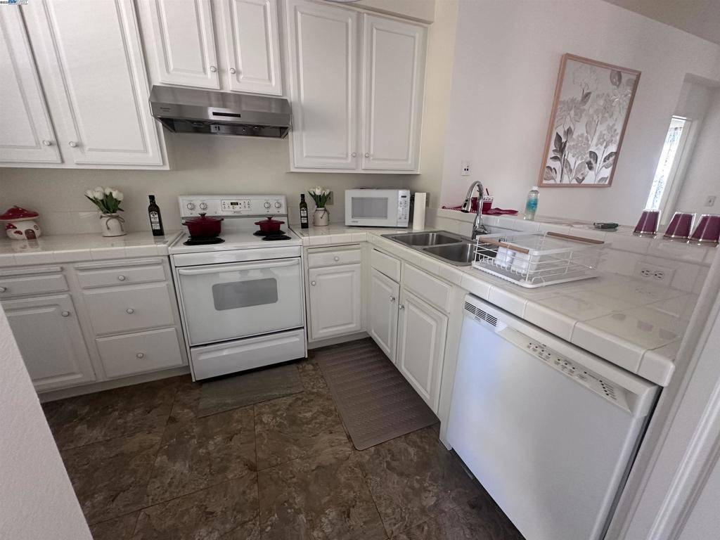 San Francisco, CA 94134,1 Crescent Way #1402