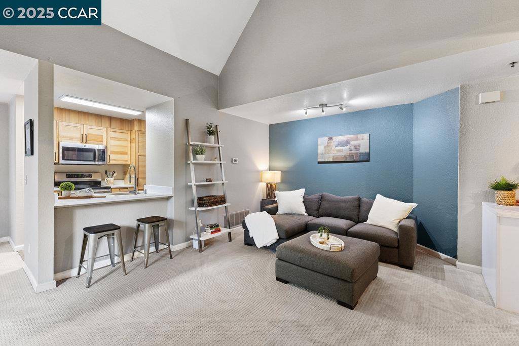 Walnut Creek, CA 94597,3183 Wayside Plaza ##318