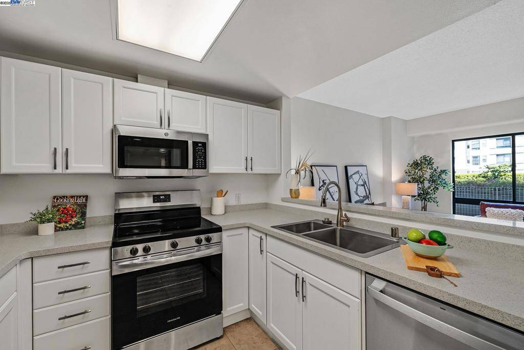 Oakland, CA 94607,988 Franklin St #312