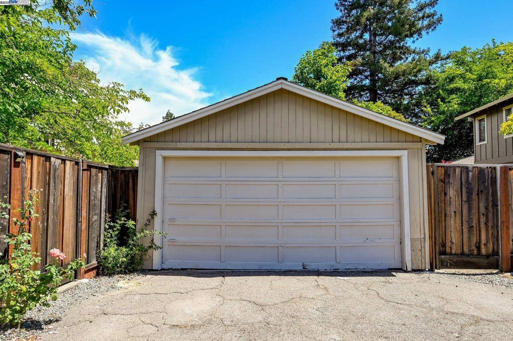 Walnut Creek, CA 94595,2175 Whyte Park Ave
