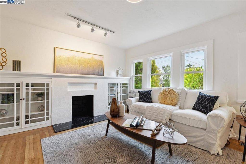 Oakland, CA 94611,194 John St