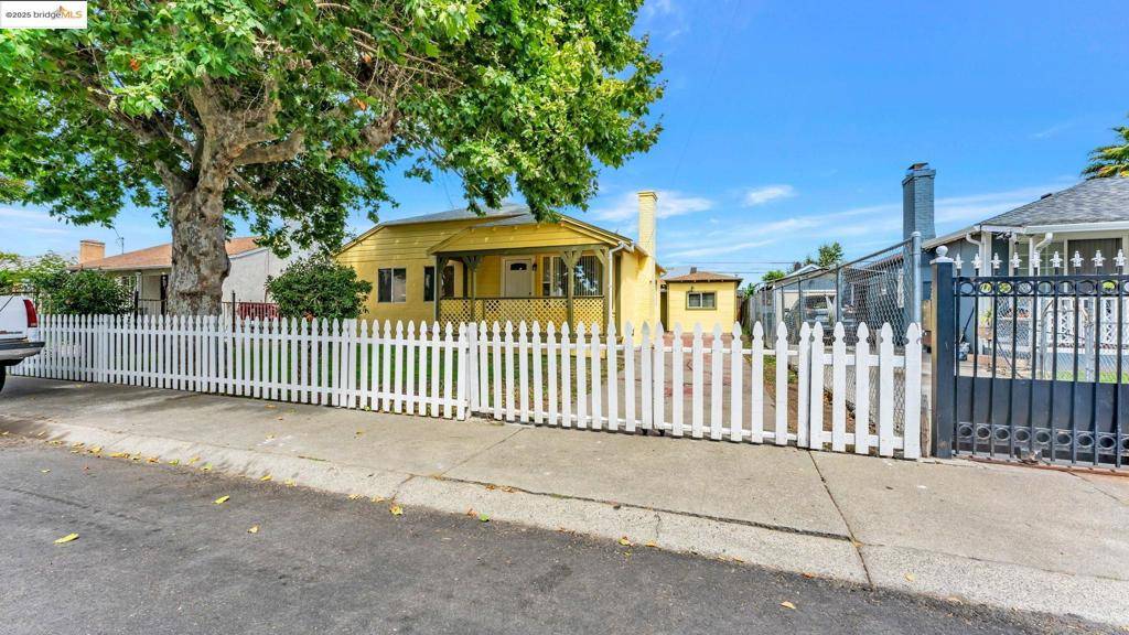 Oakland, CA 94603,528 LA PRENDA DRIVE