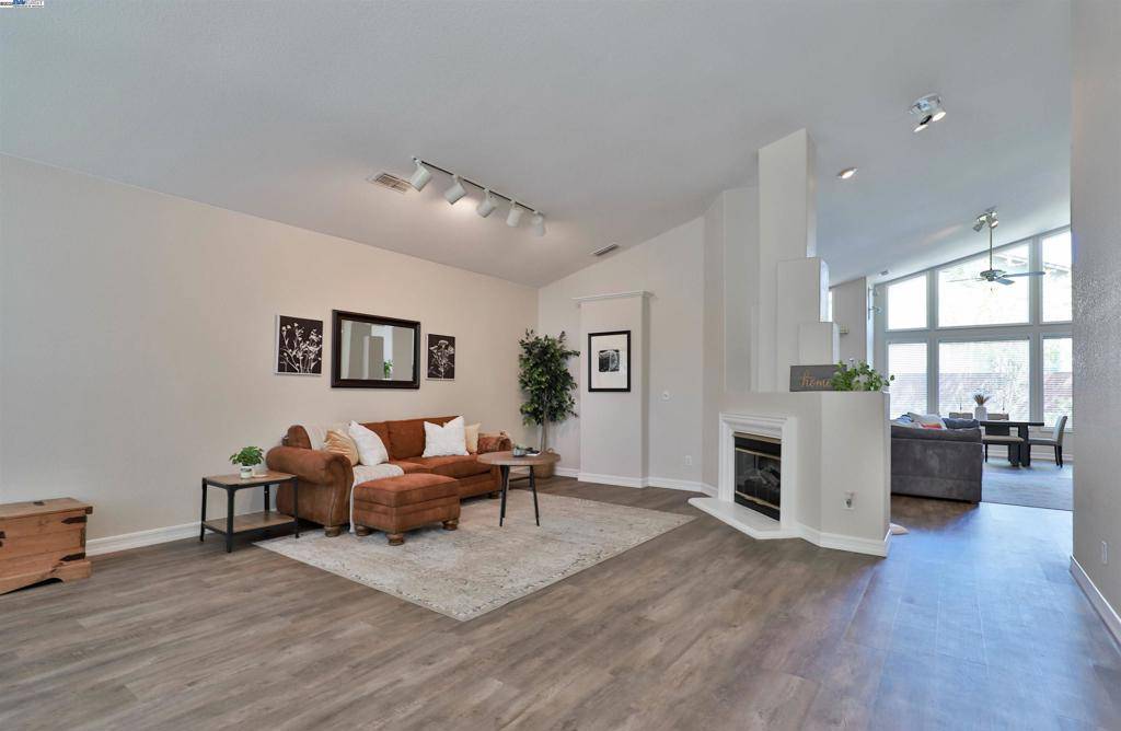 Carmichael, CA 95608,6113 Fountaindale Way