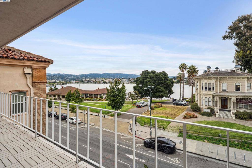 Oakland, CA 94612,1425 Lakeside Dr #303