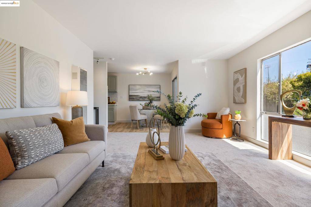 Oakland, CA 94611,3877 Howe St #206