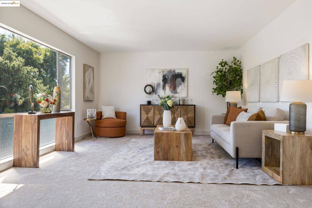Oakland, CA 94611,3877 Howe St #206