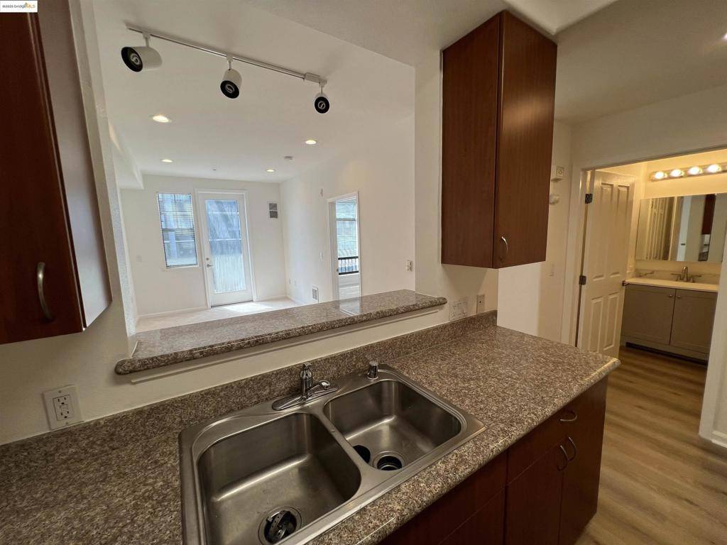 Oakland, CA 94607,989 Franklin St #621