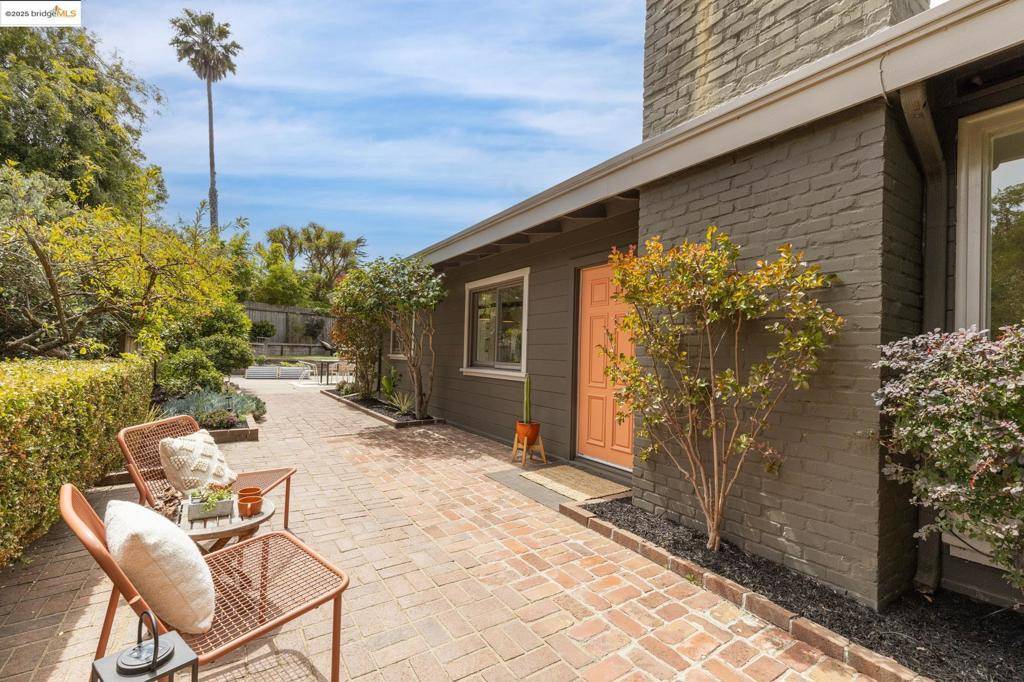 Oakland, CA 94618,5671 Estates Dr