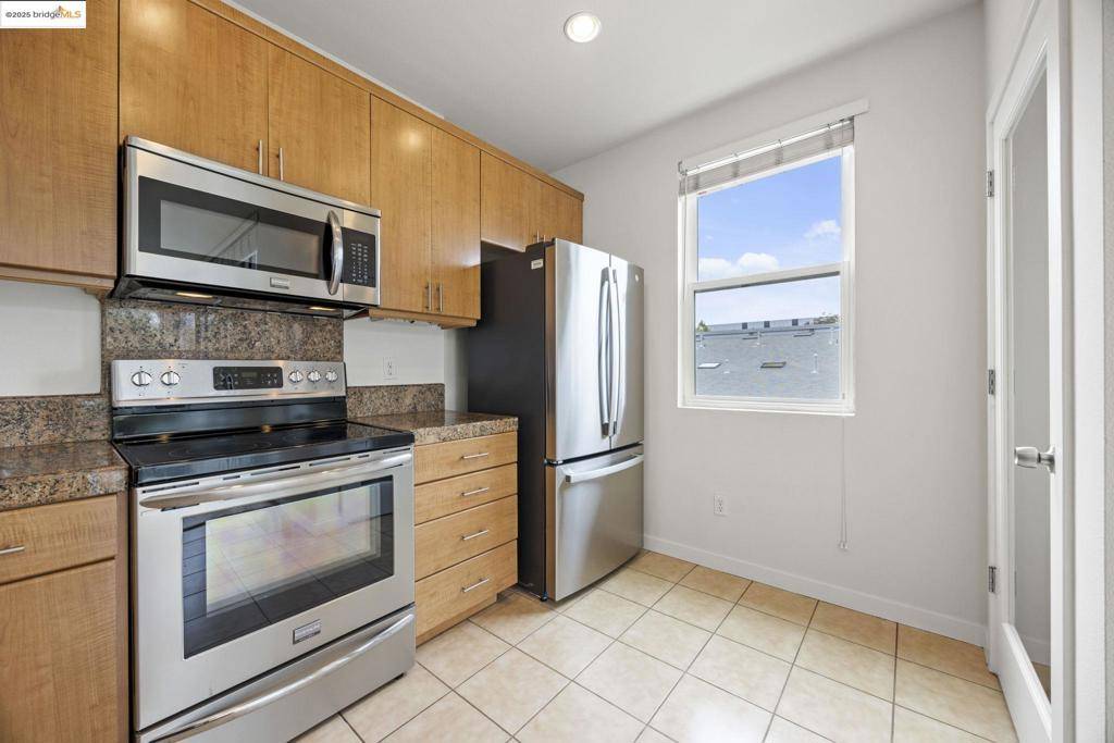 Oakland, CA 94601,3090 Glascock Street #211