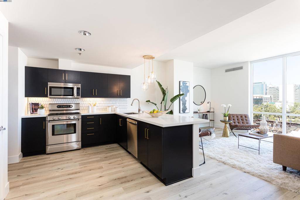 Oakland, CA 94607,222 Broadway #712
