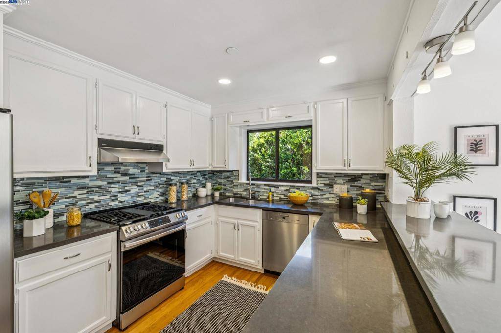 Oakland, CA 94611,7350 WOODROW DRIVE