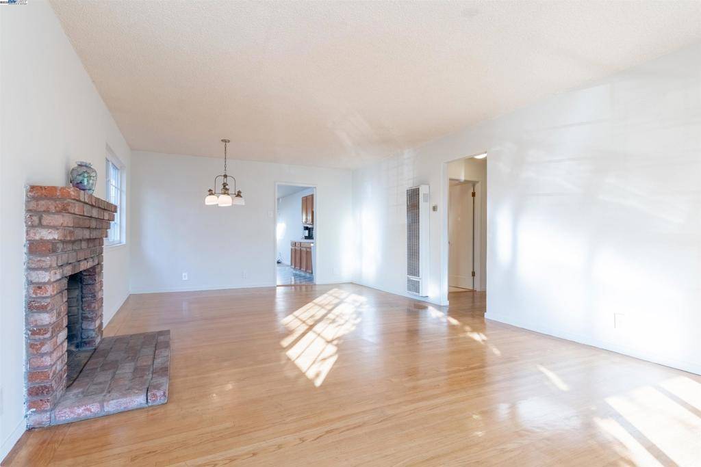 San Leandro, CA 94579,14466 Acacia St