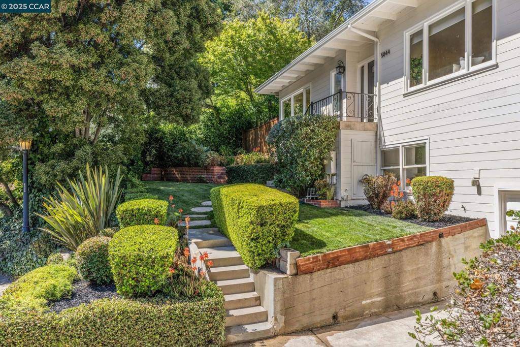 Oakland, CA 94611,5844 Harbord Dr