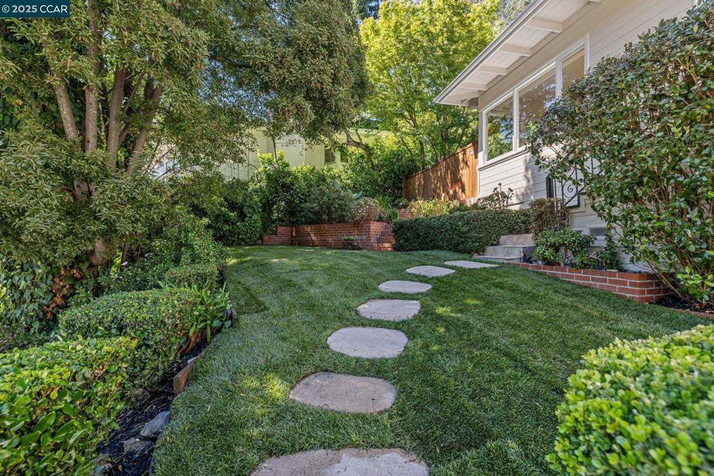 Oakland, CA 94611,5844 Harbord Dr