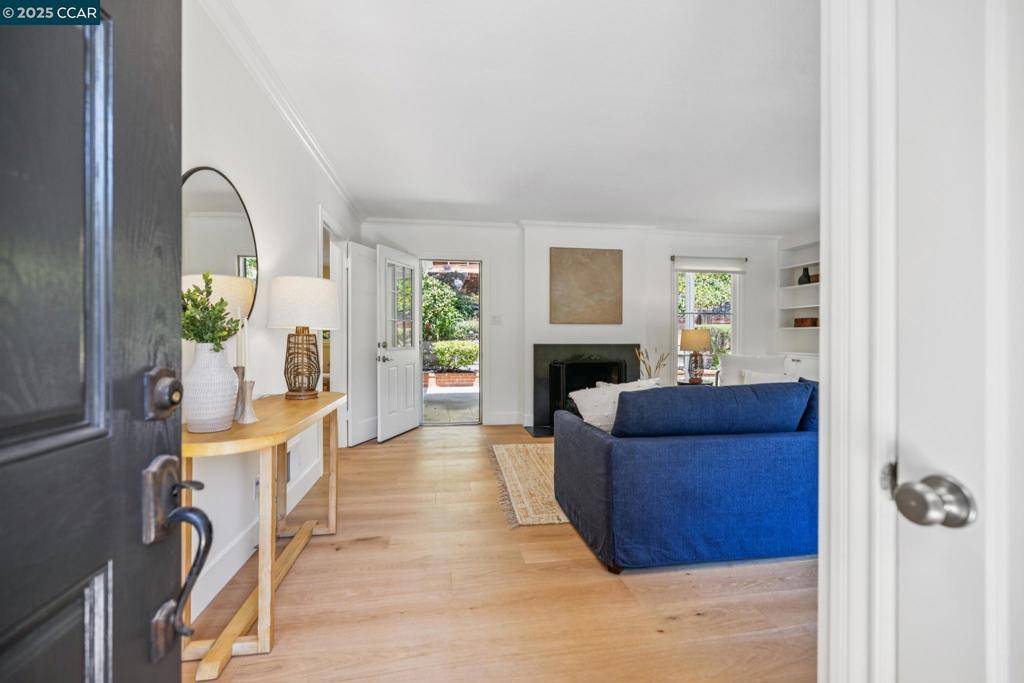 Oakland, CA 94611,5844 Harbord Dr