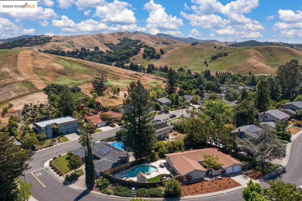 Moraga, CA 94556-1002,8 Juniper Way