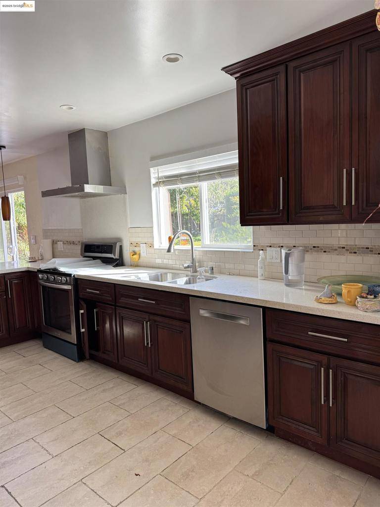 Moraga, CA 94556-1002,8 Juniper Way