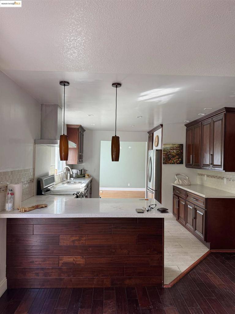 Moraga, CA 94556-1002,8 Juniper Way