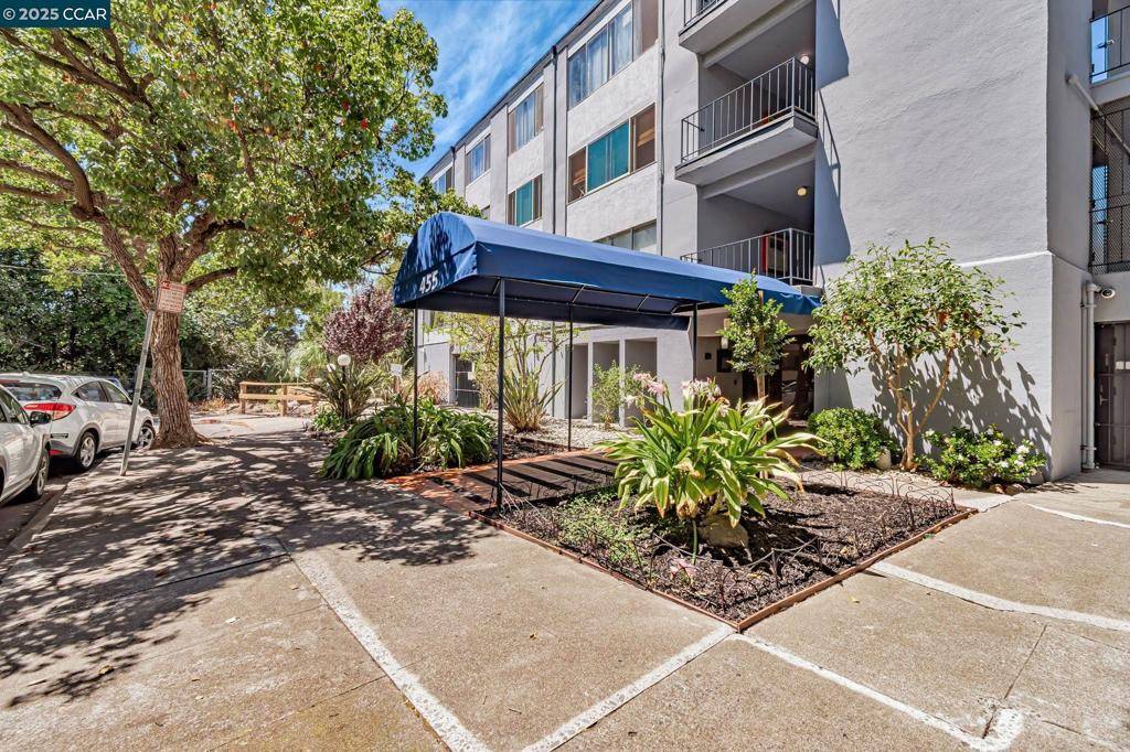 Oakland, CA 94610,455 Crescent St #207