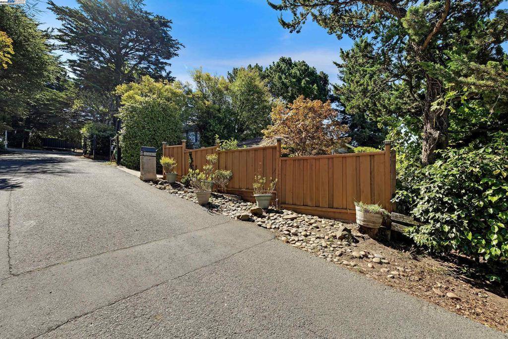 Oakland, CA 94611,2863 Burton Dr