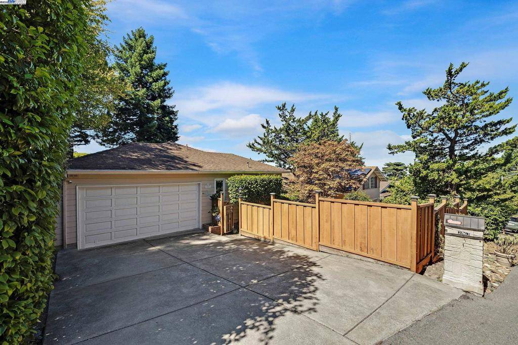 Oakland, CA 94611,2863 Burton Dr