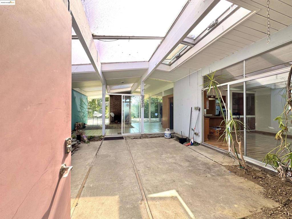 Castro Valley, CA 94552,5667 Greenridge Rd