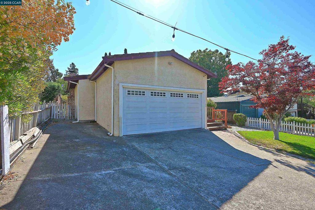 Martinez, CA 94553-2722,2156 MONTEREY AVENUE