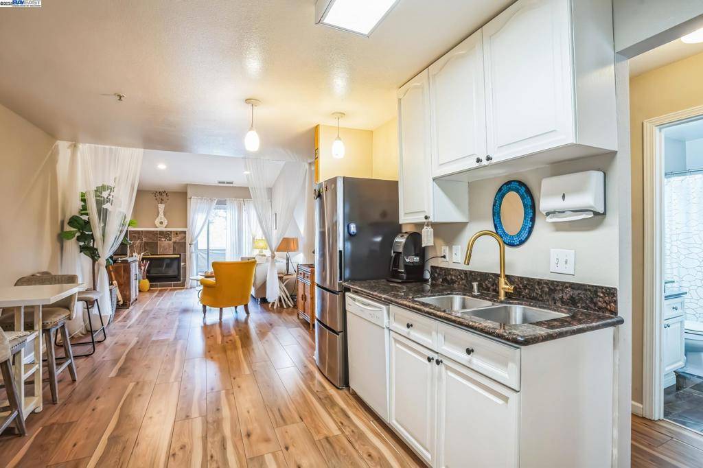 Castro Valley, CA 94541-3205,22537 Center St
