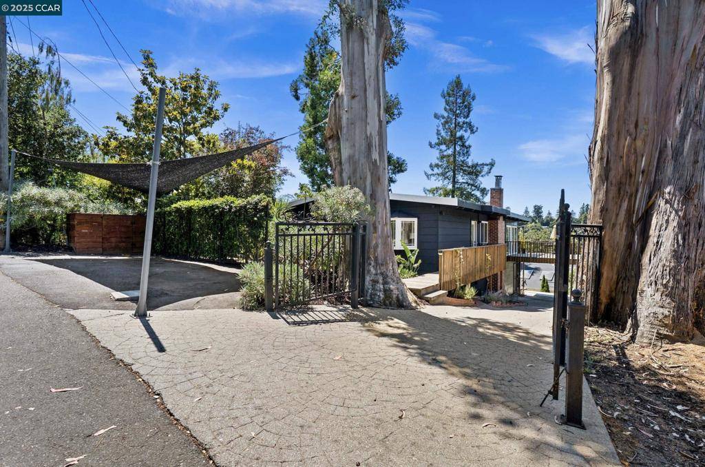 Oakland, CA 94611-2227,5915 ALHAMBRA AVE