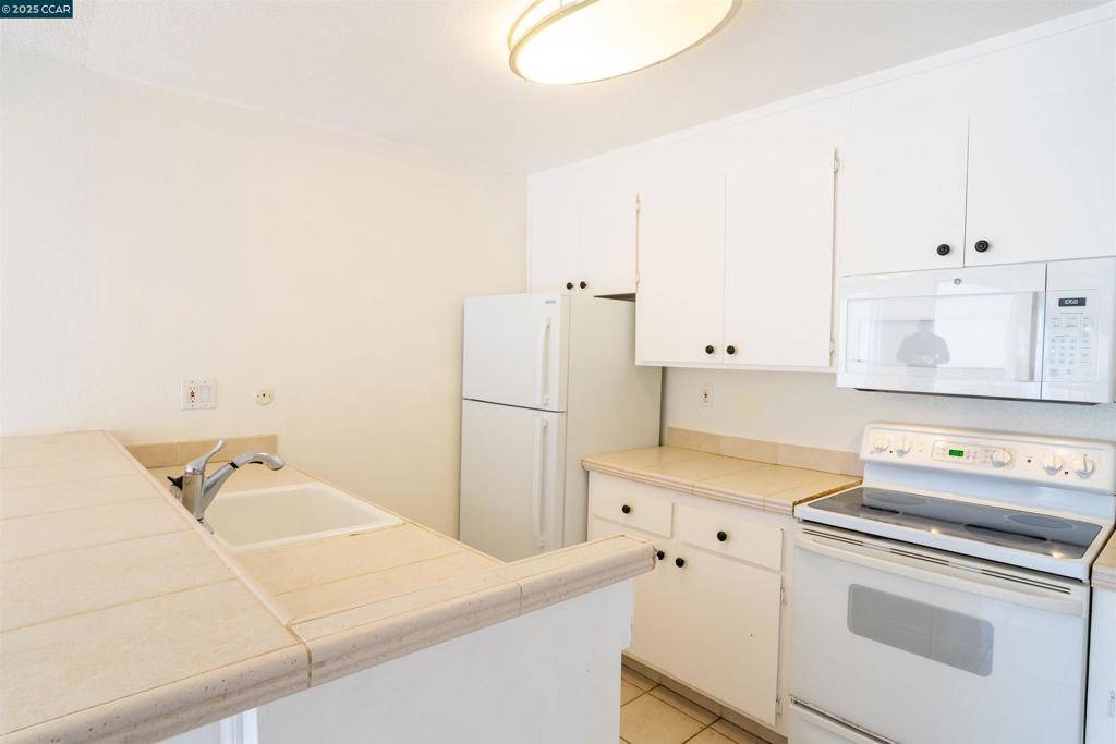 Oakland, CA 94610,466 Crescent St #306