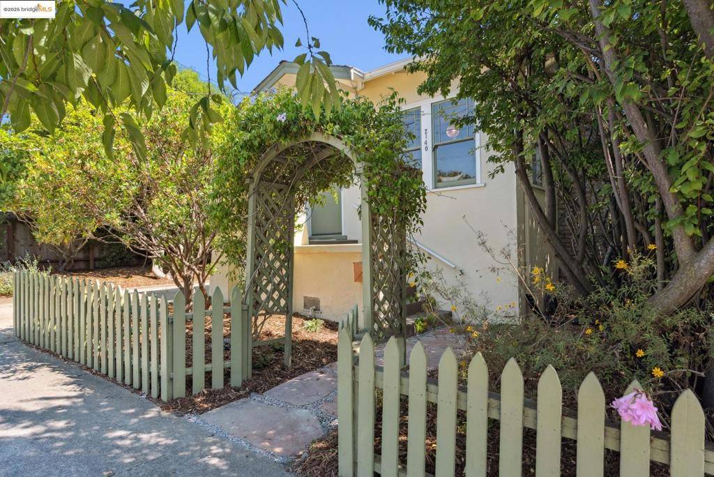 Berkeley, CA 94709,2140 Rose St