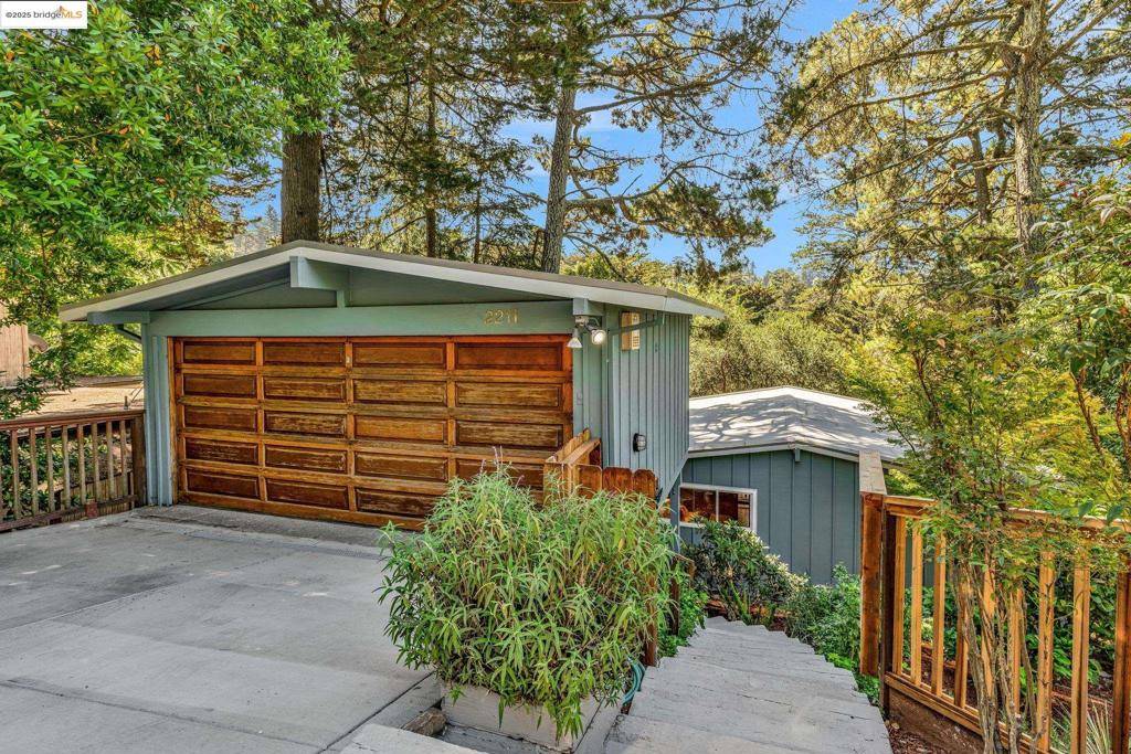 Oakland, CA 94611,2211 Arrowhead Dr