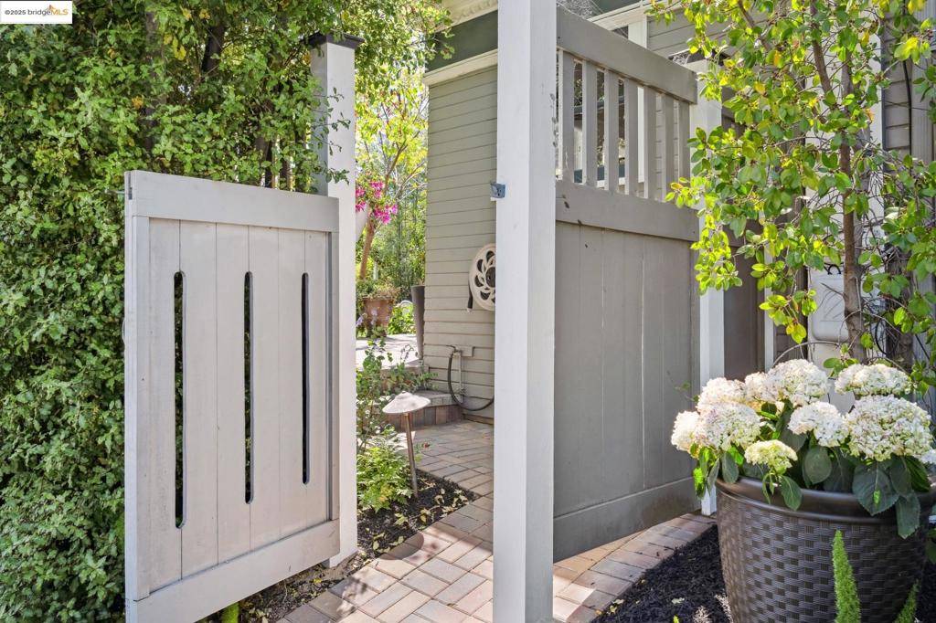 Alameda, CA 94501,1042 Santa Clara Ave