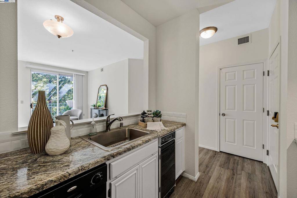 Walnut Creek, CA 94595,1860 Tice Creek Dr #1406