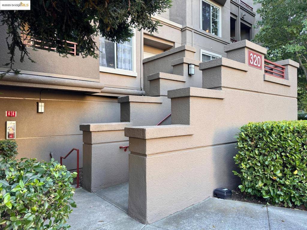 Oakland, CA 94618,320 Caldecott Ln #127